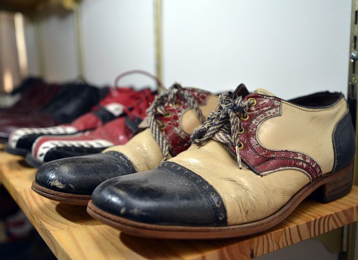 Lon Eldridge with a 1905 Victor V-2 phonograph at his Chattanooga home. Mr Eldridge collects vinyl records and restores phonographs. Thursday Aug 20, 2016 (Photo by Billy Weeks)