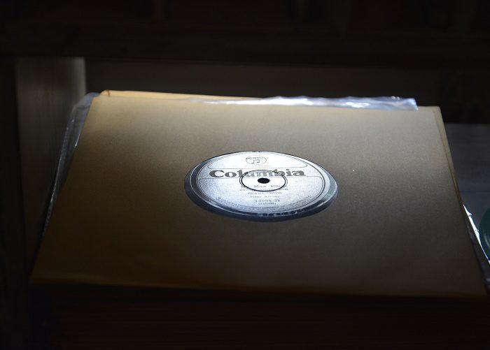 Lon Eldridge with a 1905 Victor V-2 phonograph at his Chattanooga home. Mr Eldridge collects vinyl records and restores phonographs. Thursday Aug 20, 2016 (Photo by Billy Weeks)