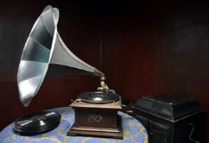 Lon Eldridge with a 1905 Victor V-2 phonograph at his Chattanooga home. Mr Eldridge collects vinyl records and restores phonographs. Thursday Aug 20, 2016 (Photo by Billy Weeks)
